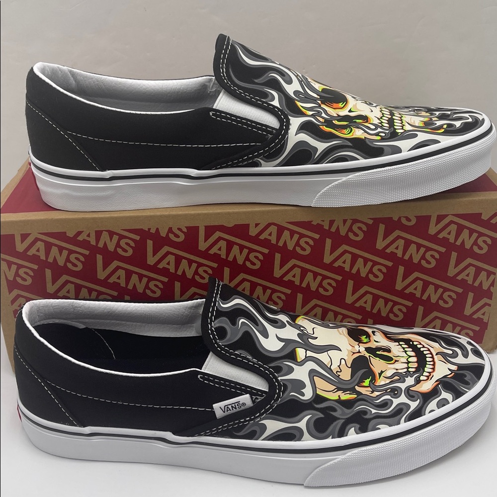 Vans WMNS Classic Slip-On
Flame Skull Black/True White
VN0009Q7BMX Sneakers - Picture 4 of 16